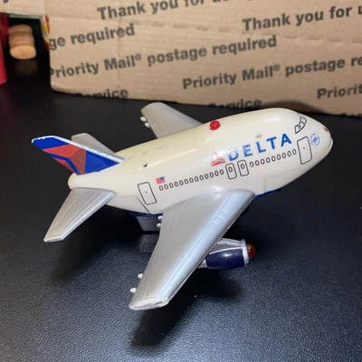 Avión de juguete iluminado Daron Delta Airlines usado necesita baterías Foto 1 de 3
