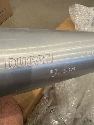 Escape Ducati OEM para 748, 916, 1994 a 1998 Foto 1 de 4