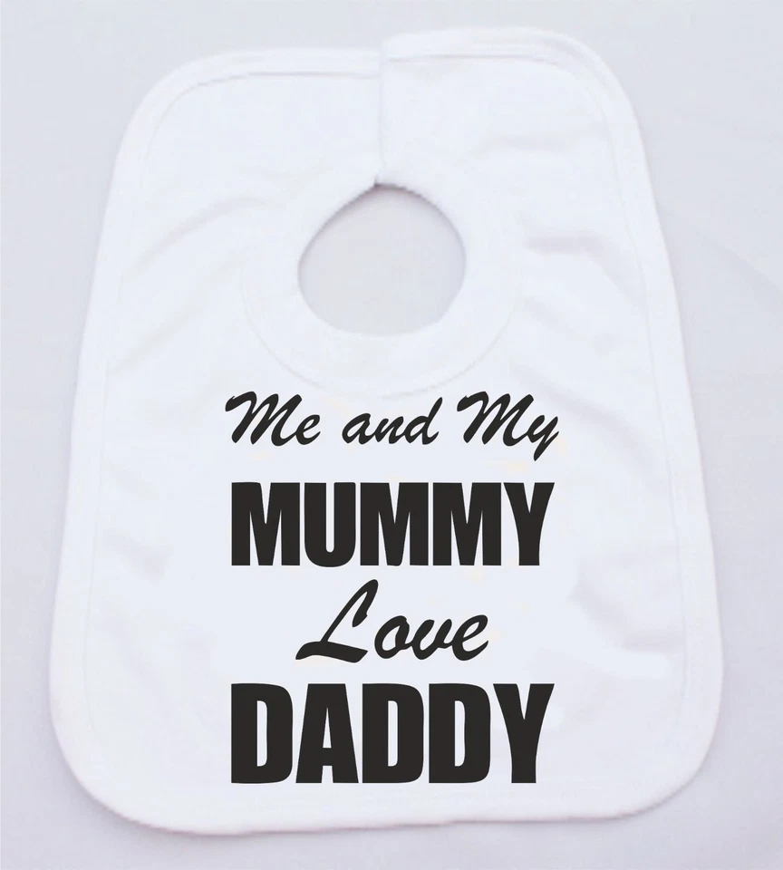 MAGIC MOMENTS ME AND MY MUMMY LOVE DADDY LUSTIGE BABYWESTE ODER LÄTZCHEN AUS BAUMWOLLE WEISS
