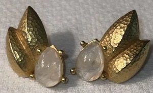 Pendientes de clip martillados vintage GIVENCHY tono dorado mate - Imagen 1 de 8