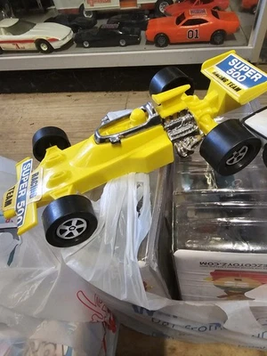 2 coches de plástico vintage amarillos Fórmula 1 Indy y un loto blanco ambos son 1/24 Sc Foto 1 de 4