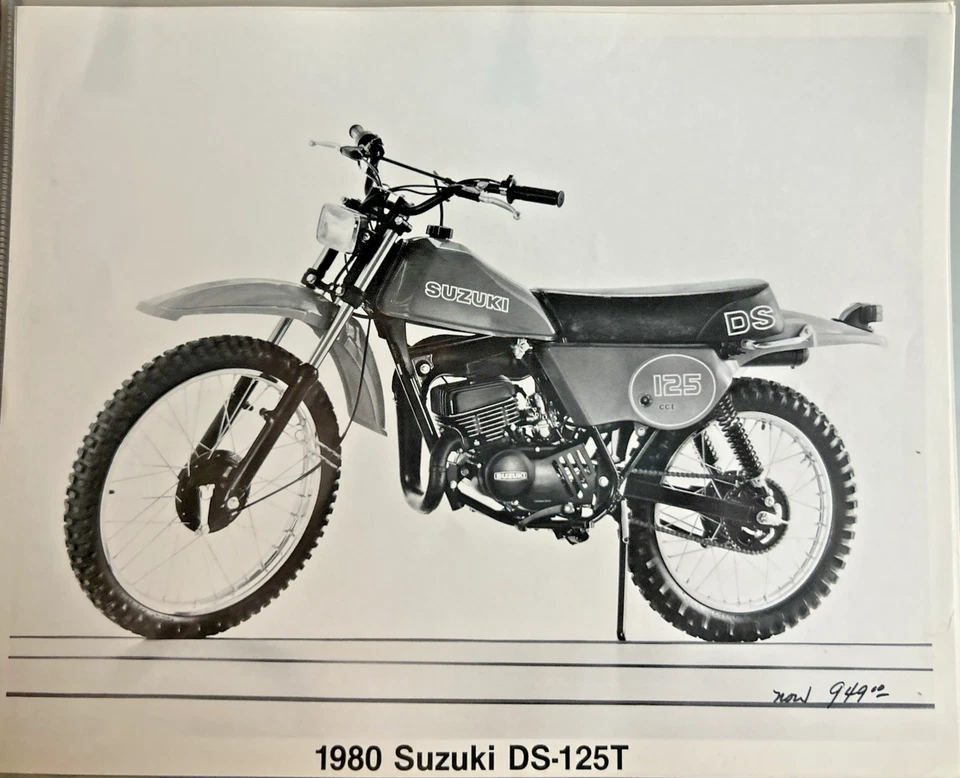 Suzuki DS-125T 1980 foto de prensa de fábrica B+W original Foto 1 de 1