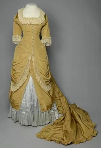 Vestido de noche victoriano eduardiano tren largo de los años 1877-1882 para mujer de colección elegante - Imagen 1 de 9