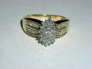 Anillo de compromiso con racimo de diamantes creado en laboratorio de 2 quilates enchapado en oro amarillo de 14 quilates en plata - Imagen 1 de 6