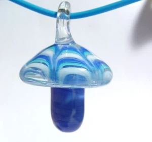 Lg Glas Pilz Anhänger blau weiß Wirbel Design mit Halskette - Bild 1 von 2