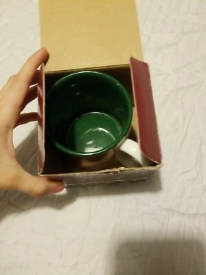 NUEVO EN CAJA Taza Prensa Popurrí Borgoña, Blanco y Verde "Main Street Christmas" Foto 1 de 4