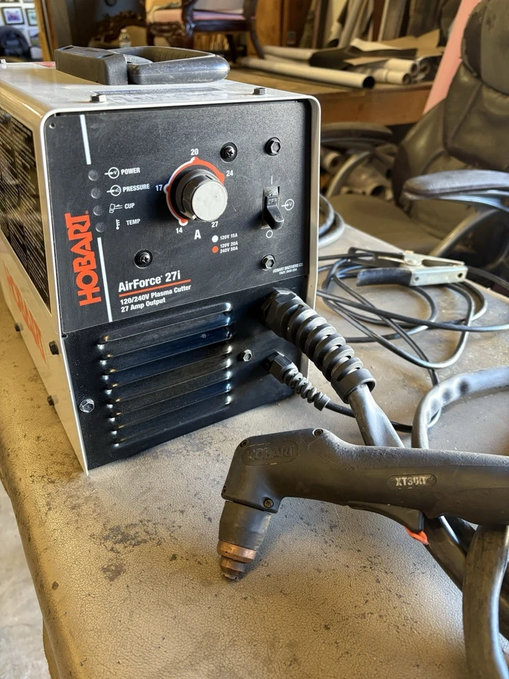 Cortador de plasma Hobart Airforce 27i 120/240v salida 27 amperios. Apenas usado. Foto 1 de 4