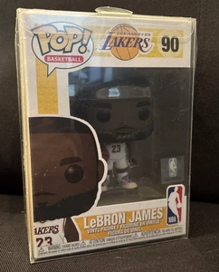 LeBRON JAMES Funko Pop! #90 Lakers NBA Basketball Figur - Neu im Karton mit Koffer. - Bild 1 von 4