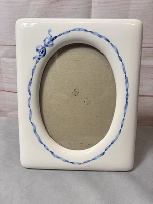 Marco de fotos de cerámica blanco y azul Hallmark ovalado para arco azul de 5x7 de colección Foto 1 de 4