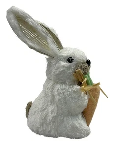 EASTER Bunny Straw-Look Cotton Rabbit Eating a Carrot Home Decor 18 cm - Imagen 1 de 6