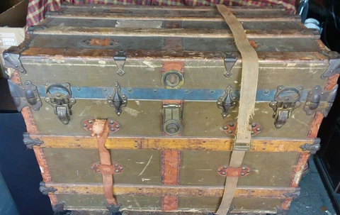Antique GREEN Steamer Trunk Pirate Chest AMERICAN IMMIGRANT STORY BROOKLYN N.Y Cover