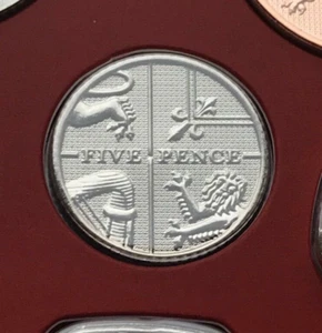 2015 FIVE 5 PENCE SHIELD COIN 4TH PORTRAIT 5P BRILLIANT UNCIRCULATED BU BUNC - Picture 1 of 3