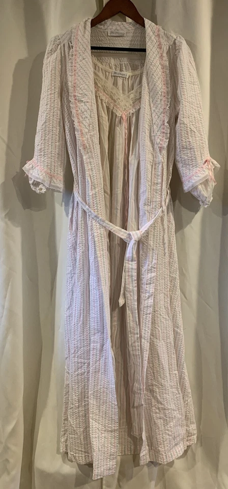 Vtg Miss Elaine Set Long Nightgown &  Robe  Size Small - Image 1 of 4