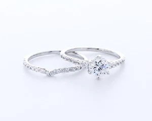 1,9 Karat AGI Lab-Created Diamant E/VVS1 runder 14K klassischer Seitenstein Ring Set - Bild 1 von 4