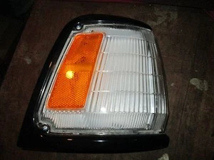 Toyota Pickup 4 Runner 89-91 Park Clearance Light LEFT FRONT  Side  18-1476 L - Picture 1 of 4