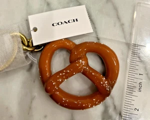 Coach Brezel Schlüsselanhänger Taschenanhänger Bronze Hardware Neu mit Etikett Factory Wrap CY398 LESEN - Bild 1 von 6