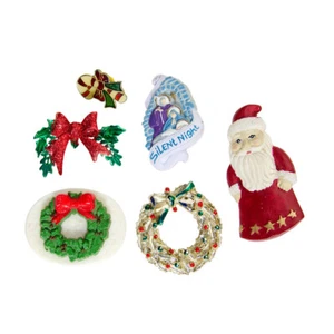 Spilla bavero natalizia spille Babbo Natale silenziosa notte ghirlande agrifoglio fiocchi canna caramelle fiocco - Foto 1 di 3