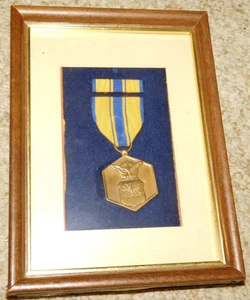 Medalla de Encomio de Colección de la Fuerza Aérea de los Estados Unidos por Mérito Militar enmarcada por la USAF - Imagen 1 de 2