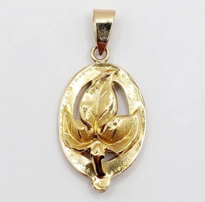 Pendentif antique or 18k feuille entourée de décorations finement ciselée - Photo 1/4