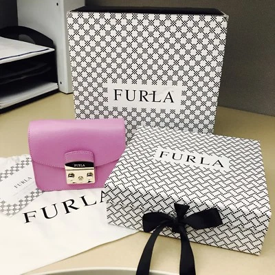 MINI EMBREAGEM TIRACOLO FURLA METROPOLIS OURO ROXO CORRENTE - Imagem 1 de 4