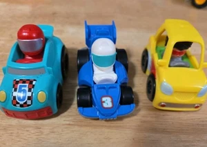 3 Fisher Price Little People Wheelies Rennwagen # 5 & 3 + gelbes Auto - Bild 1 von 5