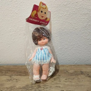 Honigkind Baby Mädchen Puppe Kunststoff braune Haare blau gestreift Kleid Vintage Hongkong 7 Zoll - Bild 1 von 6