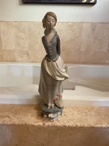 Lladro Sea Breeze "Brisa Marina" 14" Porcelain Figurine #4.922 Made in Spain. - Picture 1 of 8