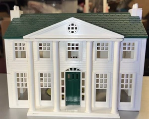 Vintage Plasticville O Scale Colonial Mansion, weiß mit grünem Dach und Türen. - Bild 1 von 8