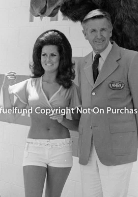 Foto Wally Parks and Trophy Girl 8x10 NHRA en blanco y negro Foto 1 de 2