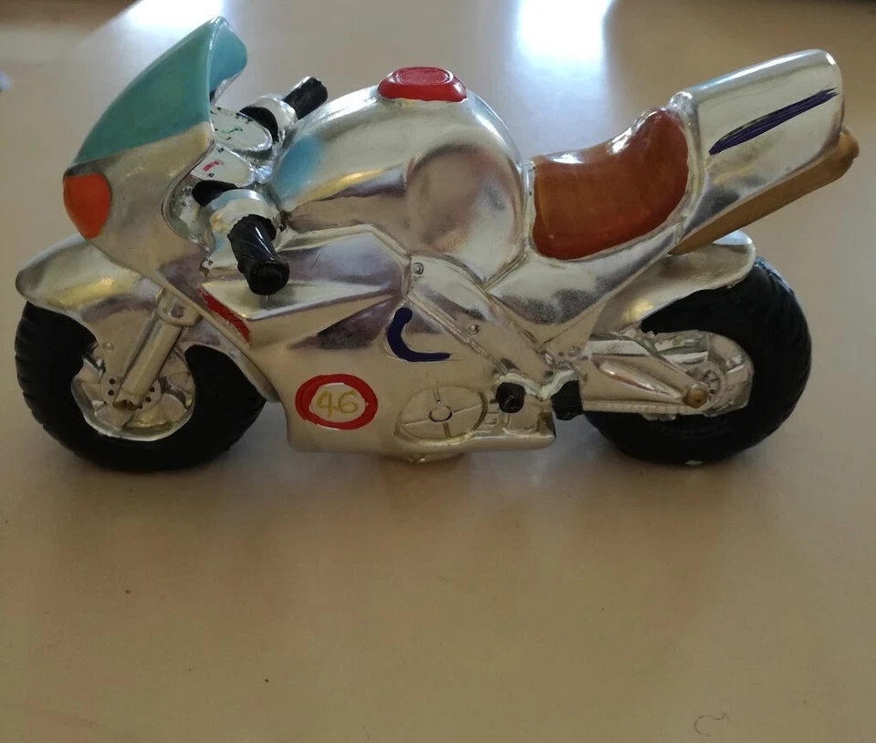 Moto da corsa in resina argentata circa 15 cm. numero 46 bomboniera oggettistica - Immagine 1 di 4