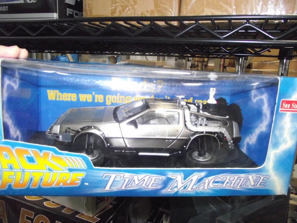 Sunstar 1/18 回到未来飞行 delorean 全新带盒 — 第 1/1 张图片
