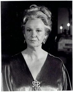 1977 Original CBS Photo modeling brooch actress Geraldine Page in "Kojak" show - Picture 1 of 2