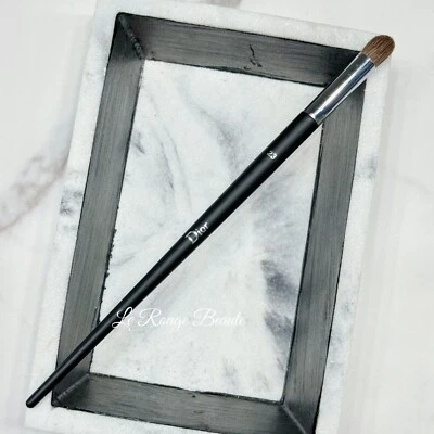 Щетка для смешивания теней для век DIOR Backstage 23 большая - тестер натуральных волос никогда не использовался - Изображение 1 из 4