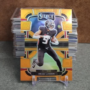 Drake London #6 Orange Prizm Die-Cut #d/499 2023 Panini Select Atlanta Falcons - Foto 1 di 2