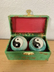 Qi Gong Klangkugeln 45 mm Yin Yang grün in Brokatkästchen grün - Bild 1 von 3