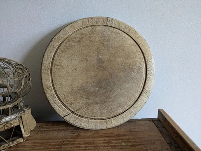 VINTAGE VICTORIAN ANTIQUE CARVED WOOD SYCAMORE ROUND BREAD BOARD VGC FARMHOUSE - Image 1 of 4