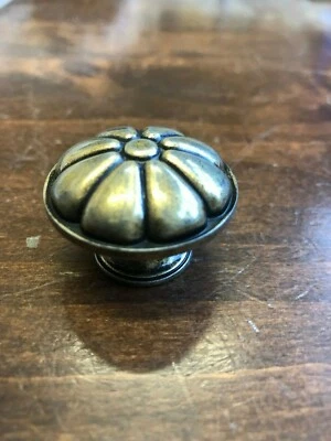 Cantidad 6 Perilla de gabinete Hafele antigua color latón zinc 1-3/8" 121.07.103 Foto 1 de 4