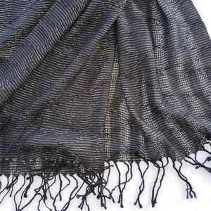 Bufanda Gauzy negra envolvente flecos y rayas metálicas plateadas 30" x 76" Cejón A1000 - Imagen 1 de 6