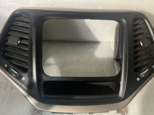 2014-2018 Jeep Cherokee Instrument Bezel W Vents 1XV181S5AD OE - Bild 1 von 4
