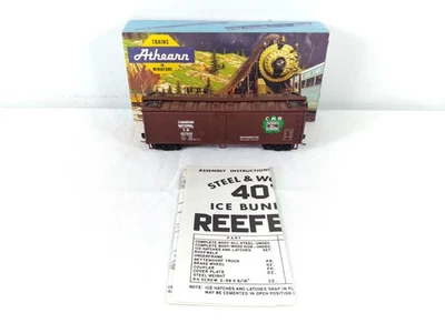 Athearn CNR 40' Wood Reefer Green Leaf "Servers All Canada" - Image 1 of 4
