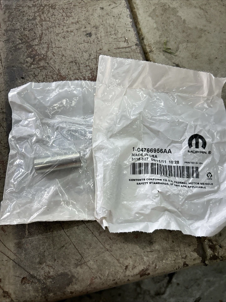 Buje de amortiguador trasero Mopar para Dodge Avenger 2008 Foto 1 de 1