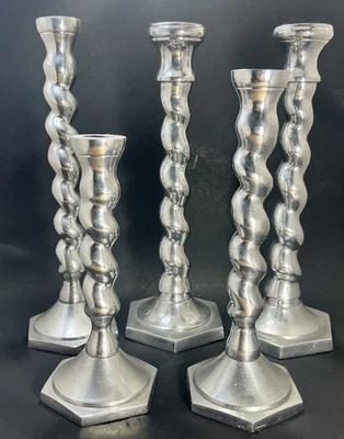 Juego de cinco candelabros de metal fundido pulido remolino pesado Foto 1 de 4