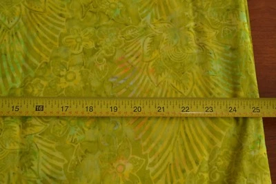 Por 1/2 yarda, amarillo lima oliva floral Tonga Batik, Timeless Treasures/B7810, M9032 Foto 1 de 4