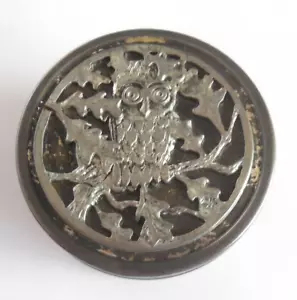 Piccola scatola portagioie latta metallo tondo vintage 1,75" con coperchio motivo gufo fienile effetto 3D - Foto 1 di 12