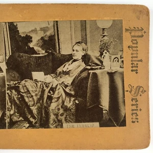 Libro de lectura para mujer discapacitada Stereoview c1880 dama enferma y sofá victoriano C1911 - Imagen 1 de 4