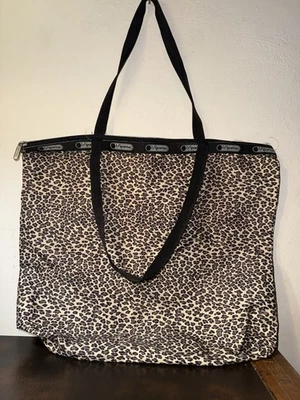 Bolso de Mano LeSportsac Estampado Leopardo. Correas y cremallera. Hecho en Italia. 18”x14” Foto 1 de 4