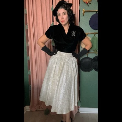 Vestido de festa preto e branco da década de 1950 - Imagem 1 de 4