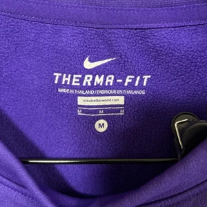 Women’s Nike Therma Fit Sweatshirt Purple Pullover Kangaroo Pocket Thumbholes M - Picture 1 of 7