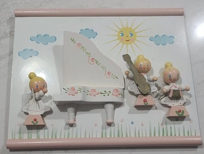 Placa de ángeles musicales de madera IRMI de colección: decoración de guardería pintada a mano: rosa Foto 1 de 4