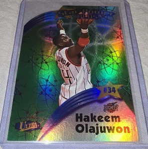 Inserto fustellato Hakeem OLAJUWON🔥1997-98 Fleer Ultra Star Power Plus #17SPP - Foto 1 di 8